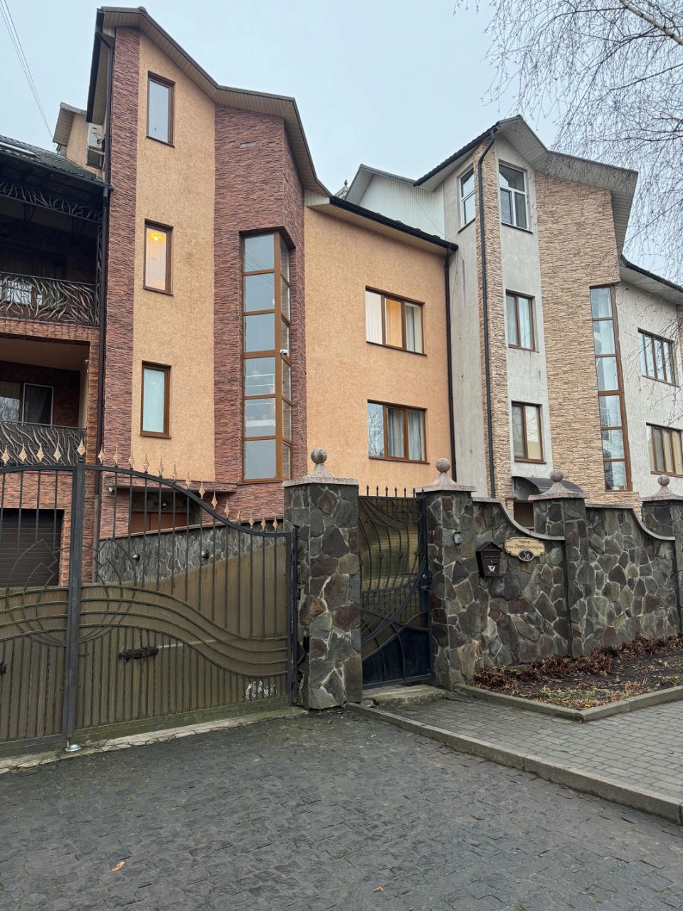 4-кімнатну Квартира — 240 000$ · центр (паркова зона) | GHERMAN